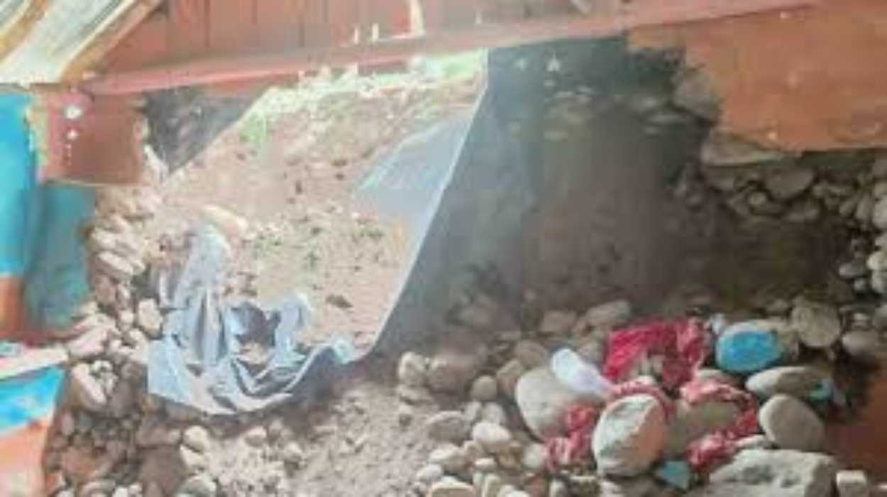 दीवार गिरने से 4 सदस्यों की मौत, 10 माह की बेटी 3 साल का मासूम शामिल