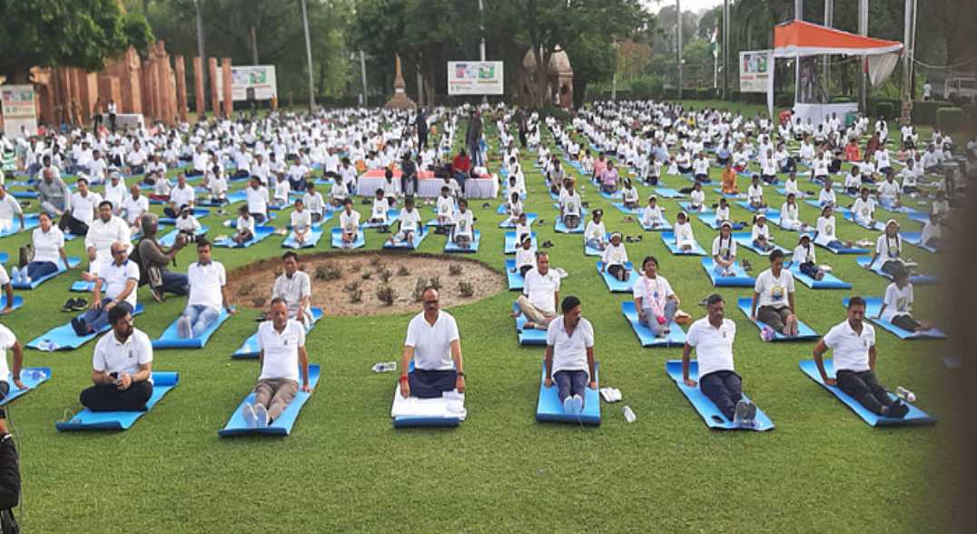 गोरखपुर में सीएम तो लखनऊ में डिप्टी सीएम ने किया योग