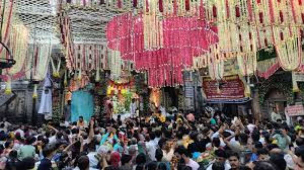 “बांकेबिहारी” सोशल मीडिया पर भी सामने आ रही रार, महिलाओं ने भगवान से लगाई न्याय की गुहार