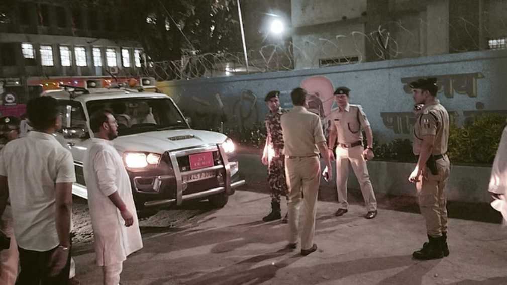 पुलिस के जवान ने खुद के सिर में मारी गोली: रिपोर्ट विस्तार से